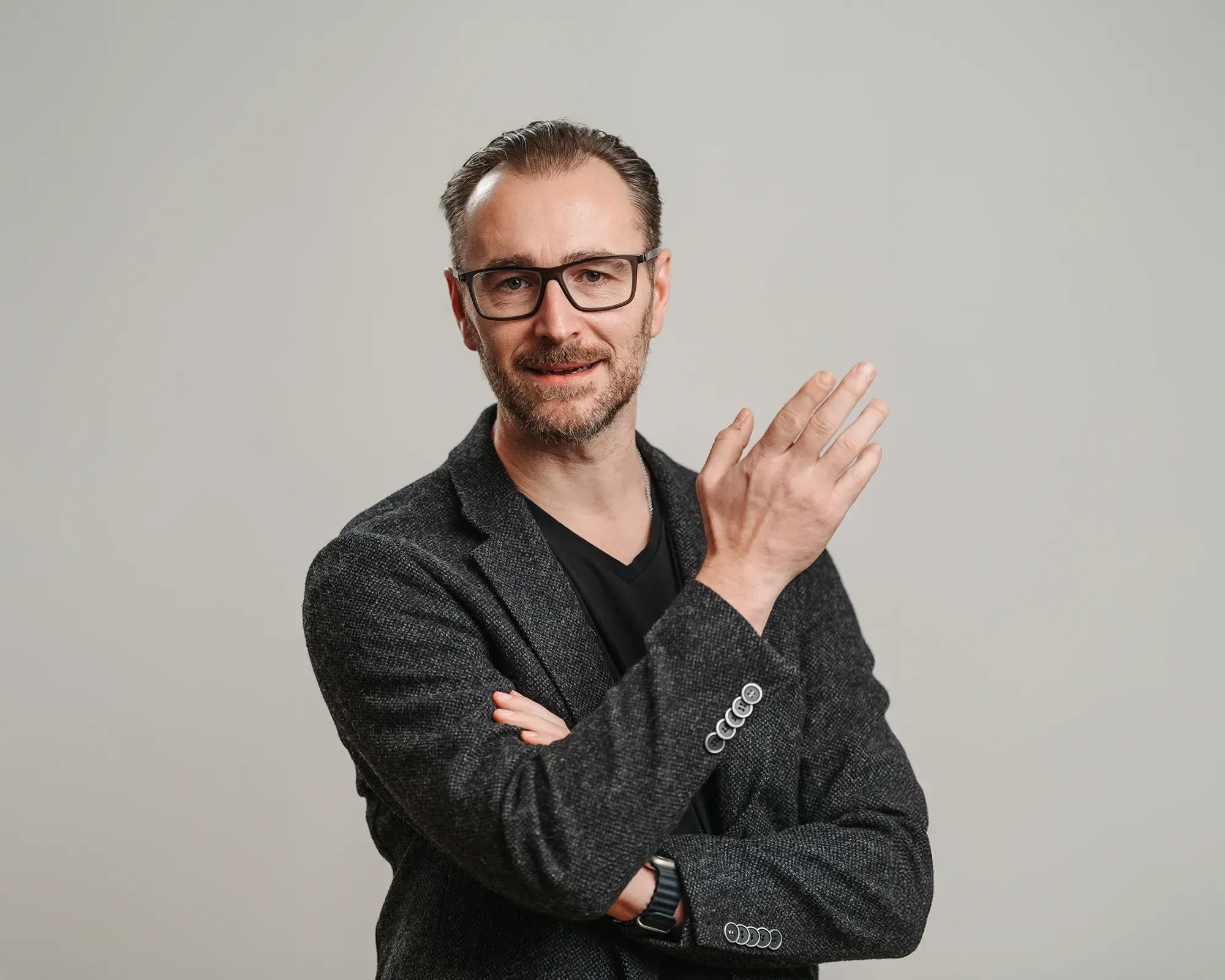 Patrick Lenz, Inhaber von top.media, im grauen Sakko mit nachdenklich-bestimmter Geste – mahnt zur ehrlichen Bewertung gewachsener IT-Systeme