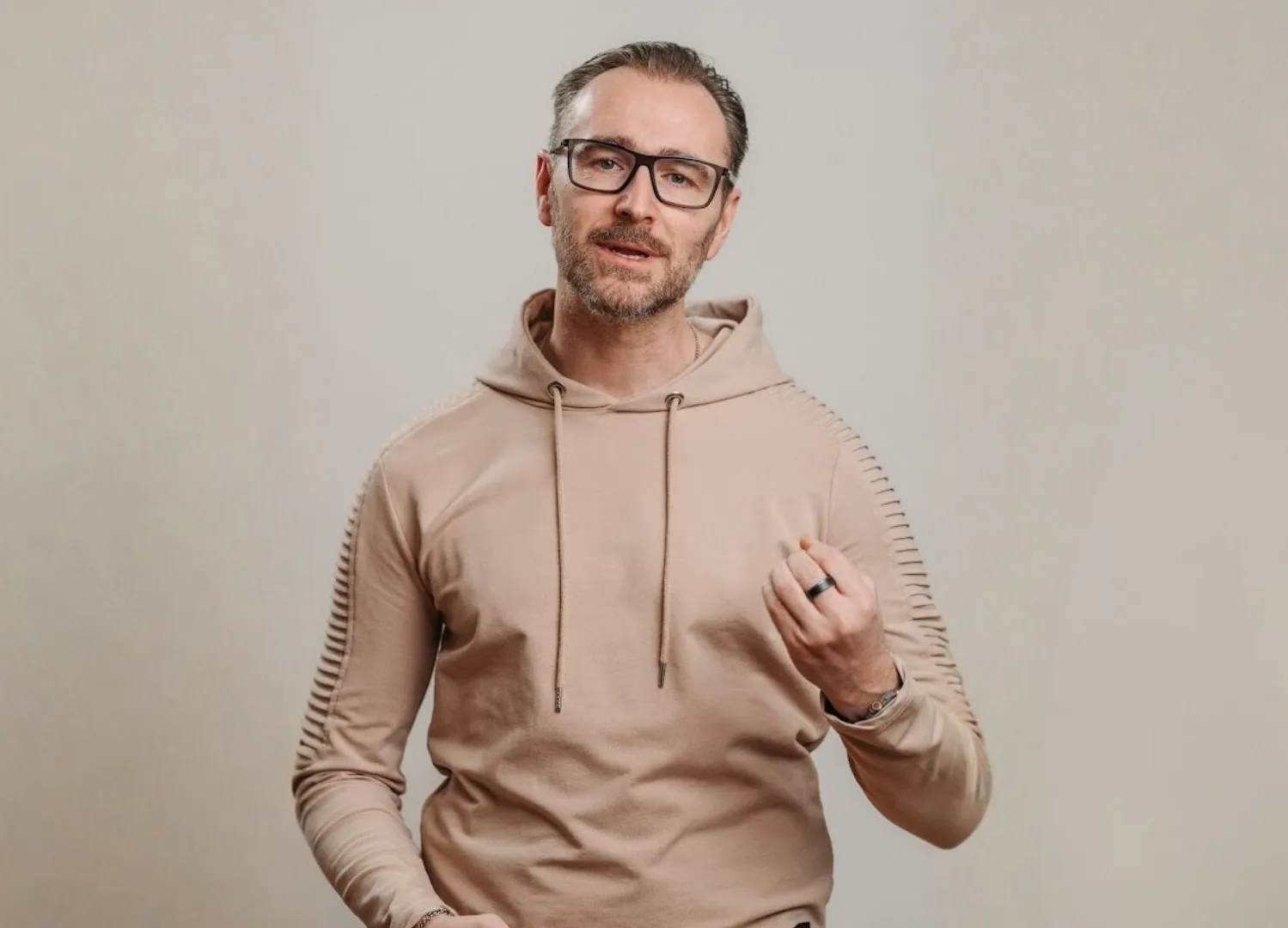 Patrick Lenz von top.media im Gespräch und gestikulierend – Innovationstreiber und Wissensvermittler mit Fokus auf bewusste Entscheidungen statt blindem KI-Output