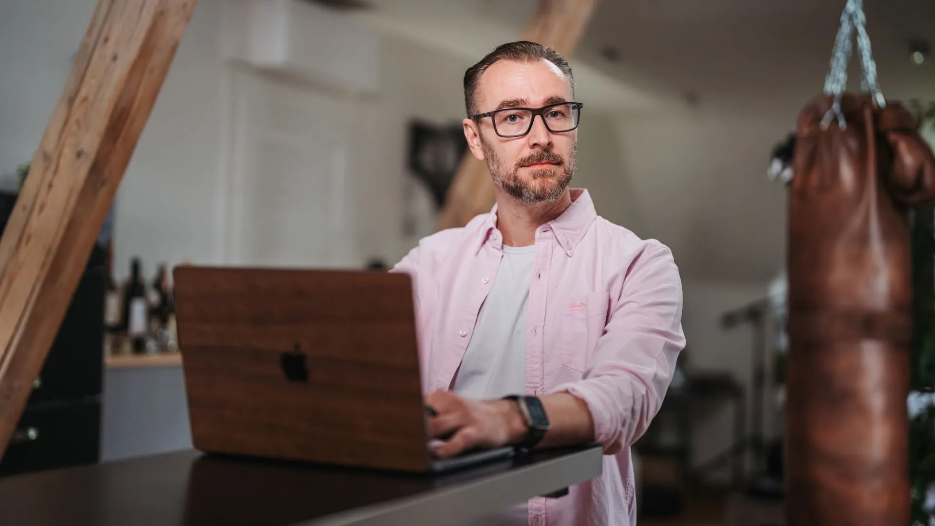 Patrick Lenz am Laptop in einem Dachgeschossbüro