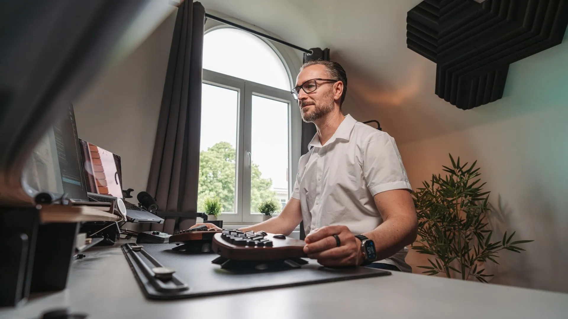 Patrick Lenz am Laptop, waehrend er eine Automatisierung baut