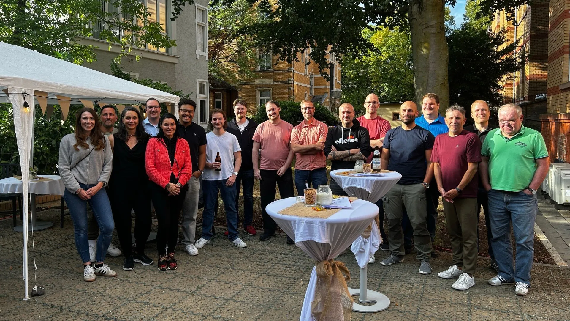 Das top.media Team mit Kunden beim Sommerfest im Hof