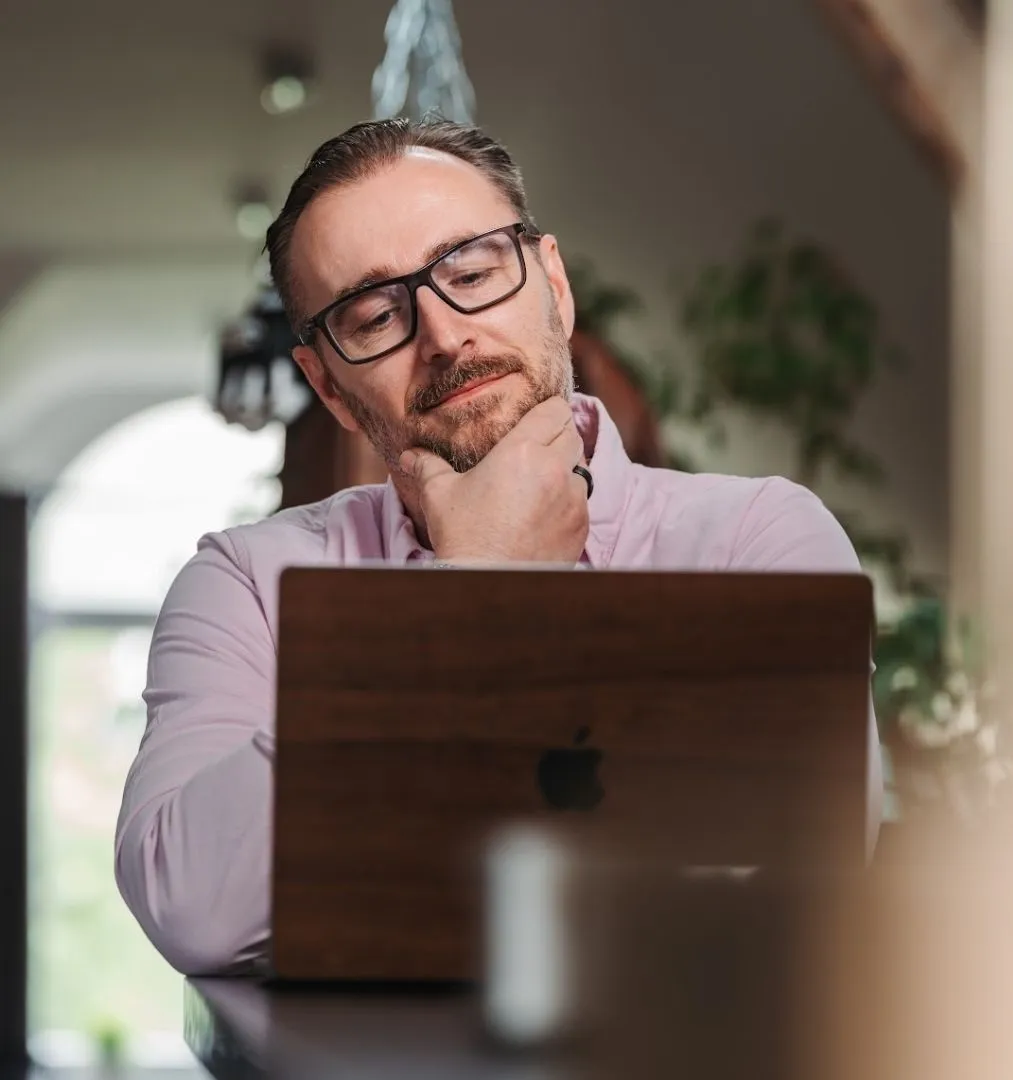 Patrick Lenz mit skeptischem Blick am Laptop