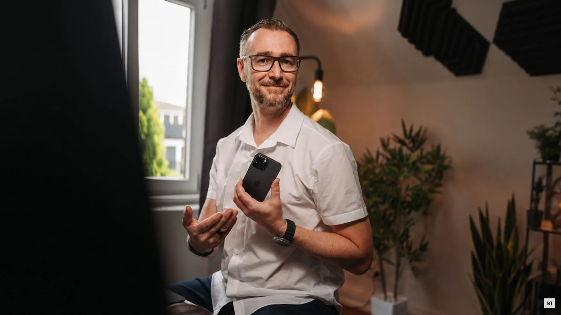 Patrick Lenz mit dem Smartphone in der Hand