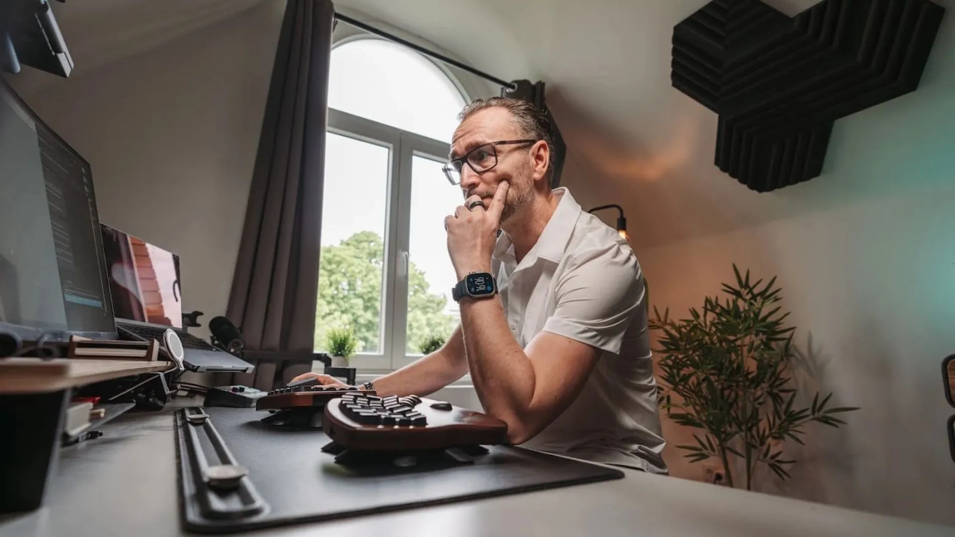 Patrick Lenz sitzt nachdenklich an seinem Schreibtisch vor dem Monitor