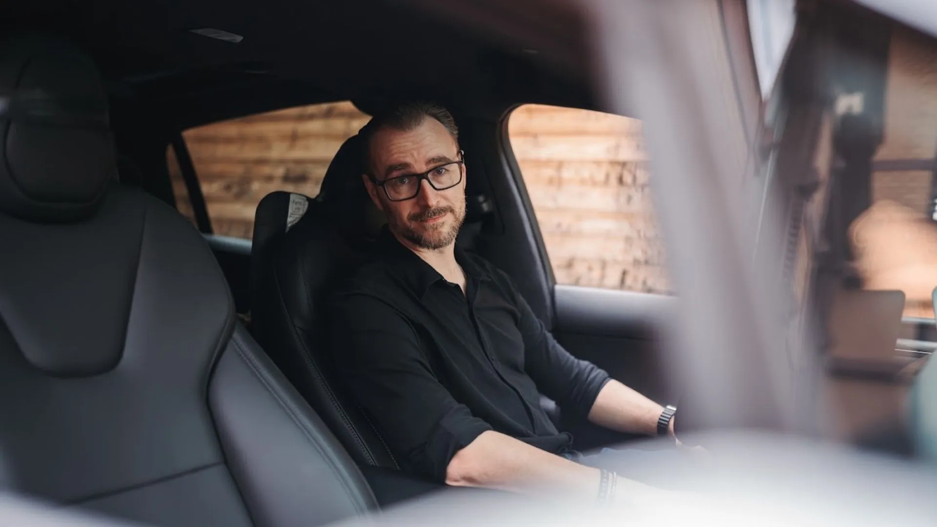 Patrick Lenz im Auto, entspannt, Blick nach vorn