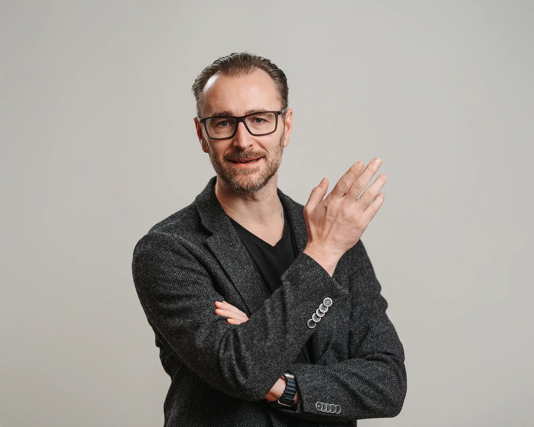 Patrick Lenz, Inhaber von top.media, im grauen Sakko mit nachdenklich-bestimmter Geste – mahnt zur ehrlichen Bewertung gewachsener IT-Systeme
