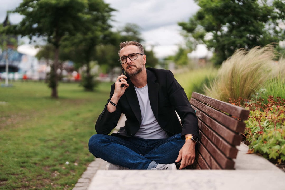 Patrick Lenz telefoniert draußen