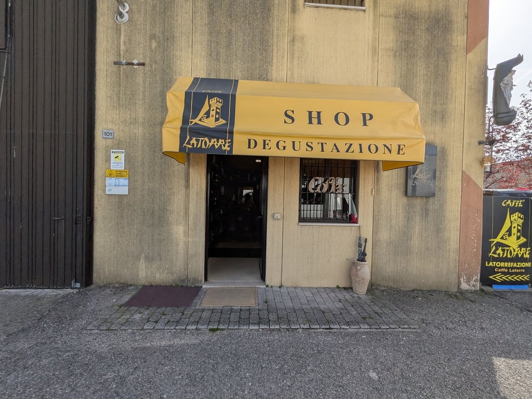 La Torre Espresso Shop und Degustazione am Gardasee – kleine Hinterhof-Rösterei mit gelber Markise im italienischen Industriegebiet