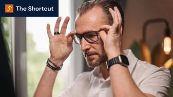 Patrick Lenz von top.media, wie er seine KI Texte sorgfältig überprüft. Die 10/80/10 Regel für die Nutzung von künstlicher Intelligenz