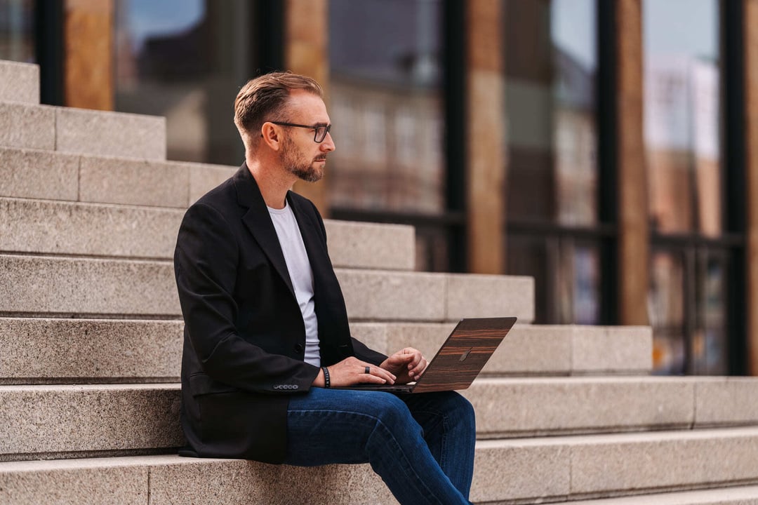Patrick Lenz mit Laptop