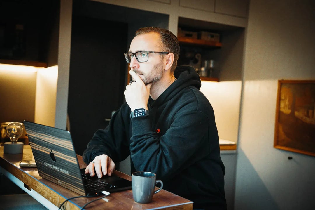 Patrick Lenz nachdenklich im Tinyhouse