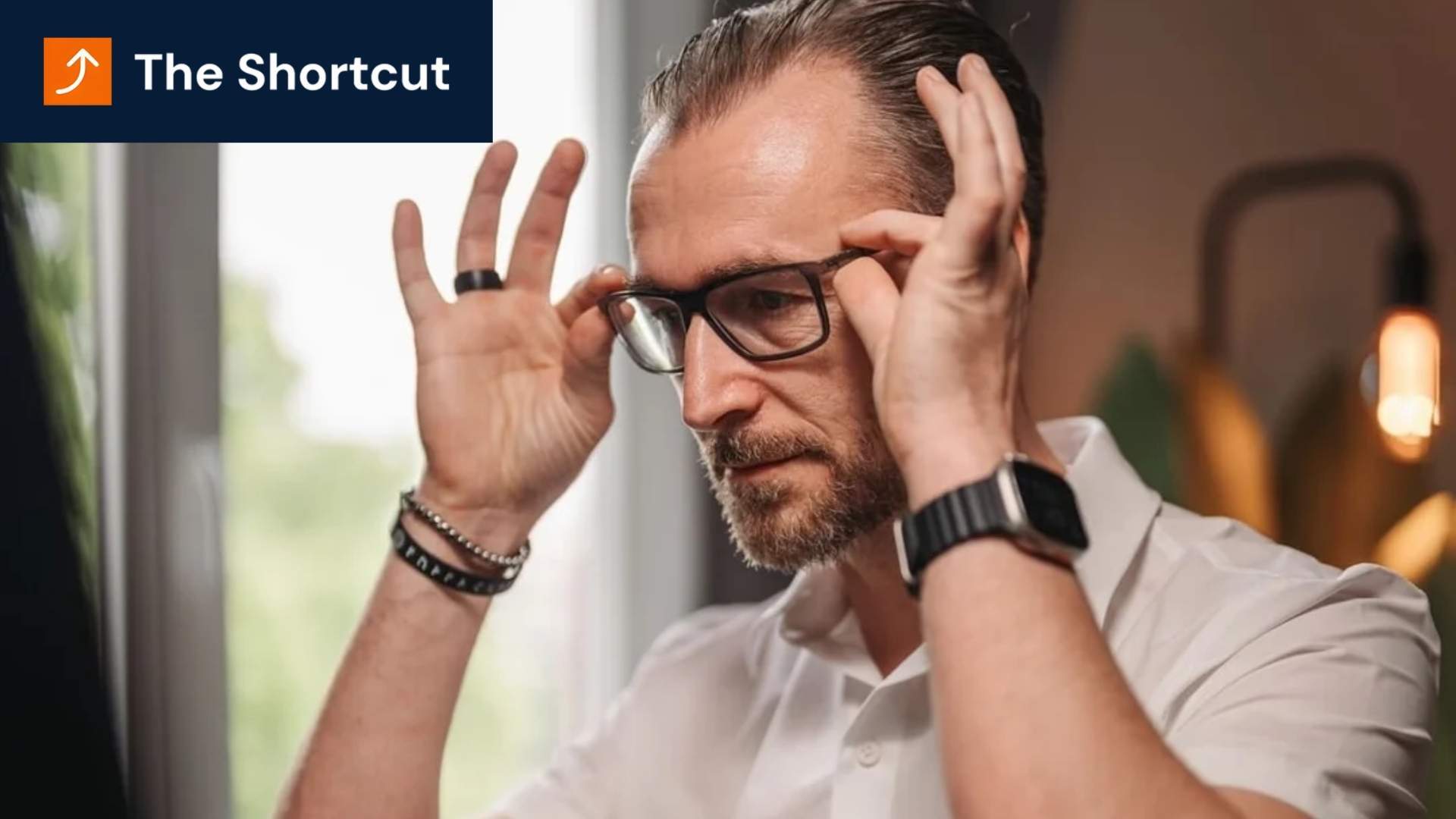 Patrick Lenz von top.media, wie er seine KI Texte sorgfältig überprüft. Die 10/80/10 Regel für die Nutzung von künstlicher Intelligenz